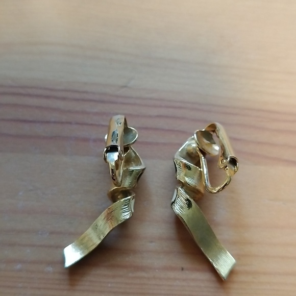 Vtg. Retro Enameled Ribbon flowing Gold tone,black & cream clip on earrings - Picture 3 of 8